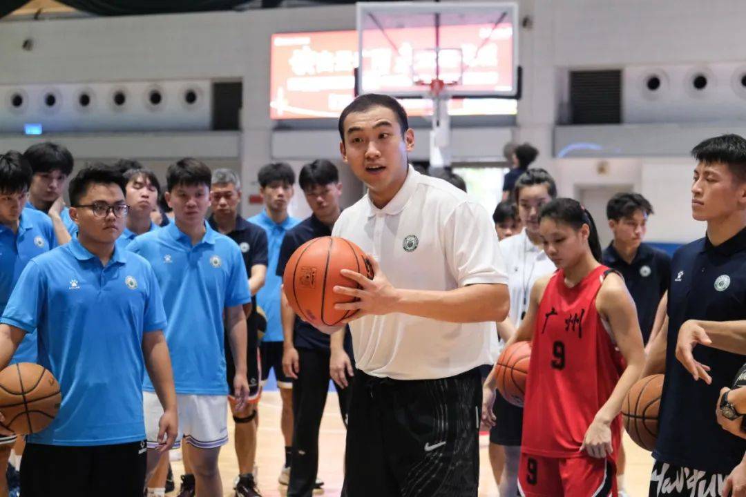 篮球训练营学员发挥潜力展示训练成果的简单介绍