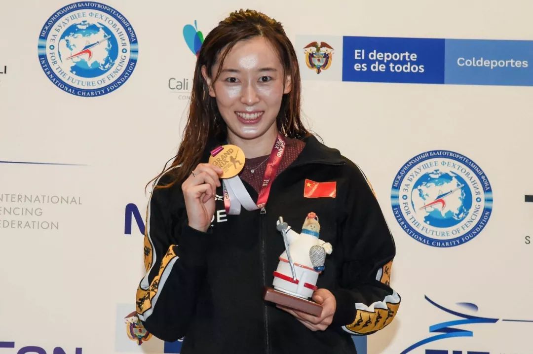 哥伦比亚射击选手问鼎冠军，稳定发挥获胜