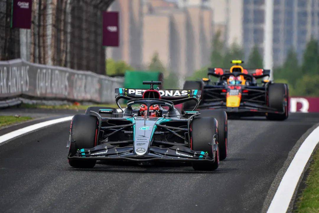 关于迈凯伦逆转雷诺车队，佩雷兹高光表现的信息